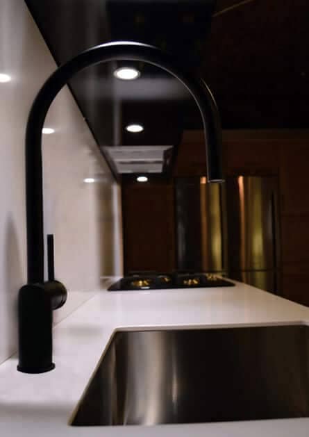 sfeerfoto nivito zwarte keukenkraan