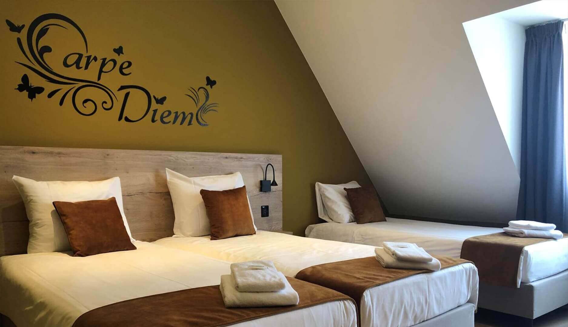 Overzichtsfoto Comfort driepersoonskamer single beds bij het hotel in drenthe
