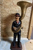 Standbeeld man met trompet