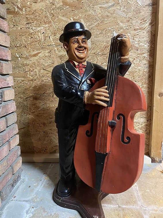 Standbeeld man met cello