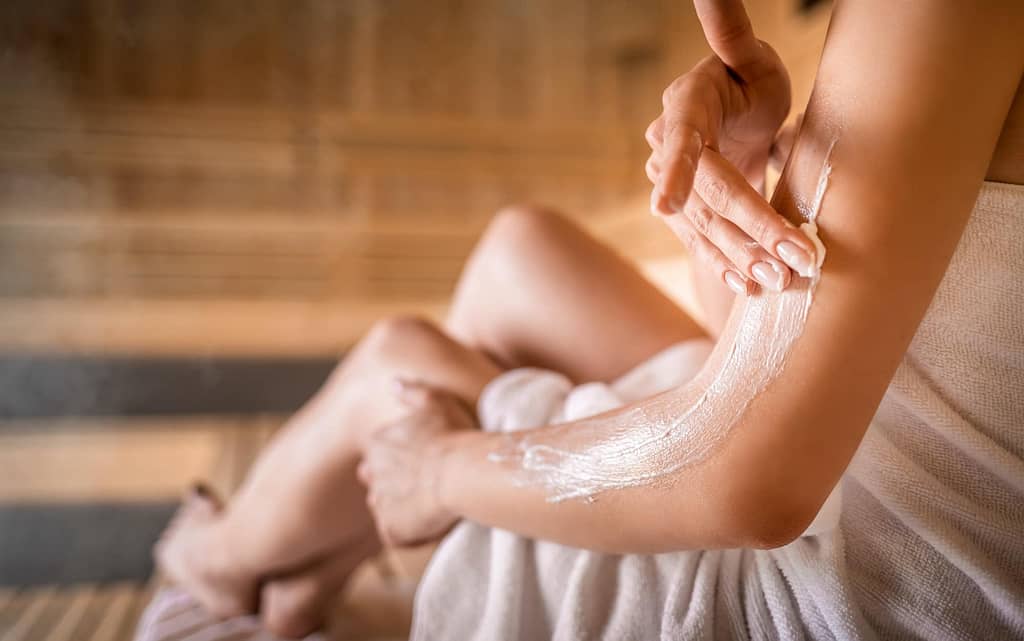 Skin treatment in sauna using moisturizer cream