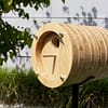 bamboe vogelhuis op paal