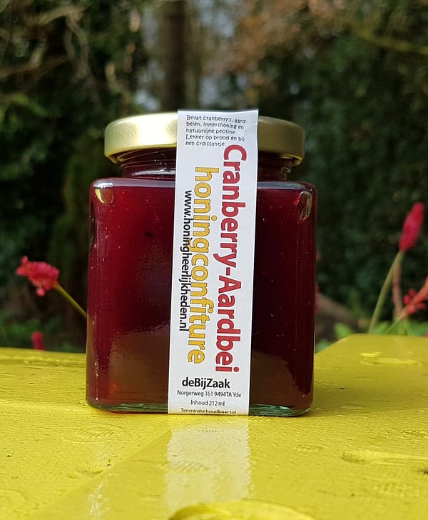 Confiture met cranberry aardbeien en honing
