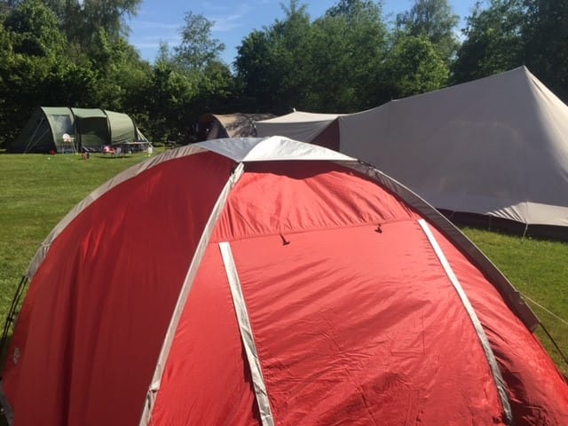 Rode tent op een camping