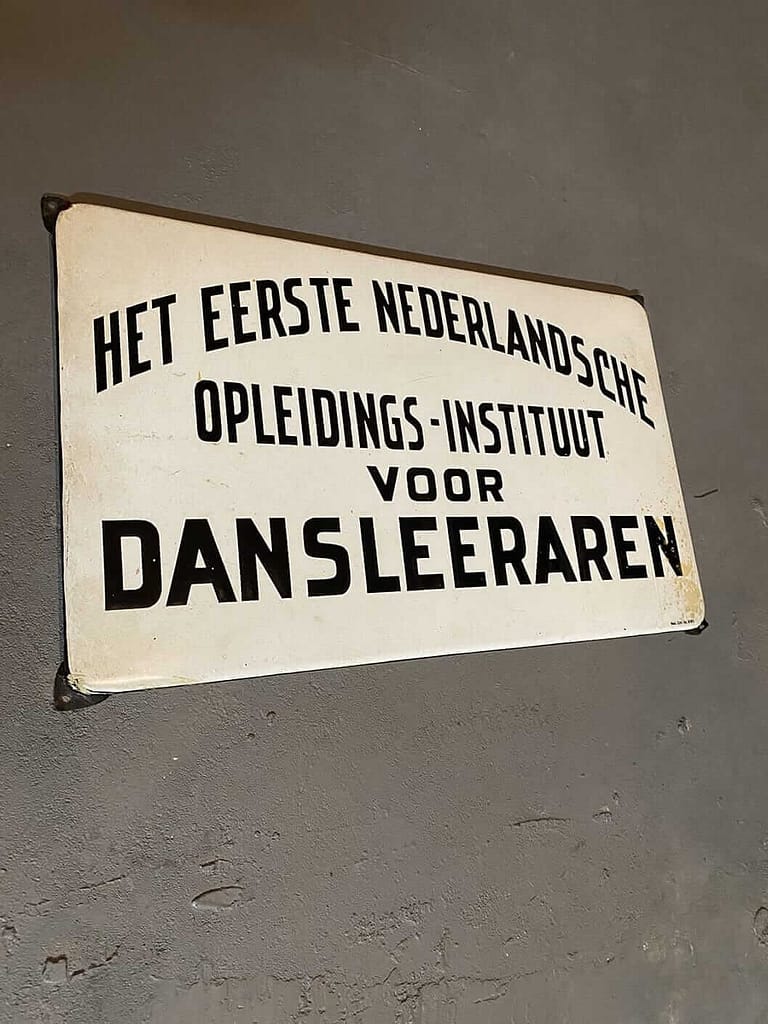 Bord 'Het eerste Nederlandsche opleidingsinstituut voor dansleeraren'