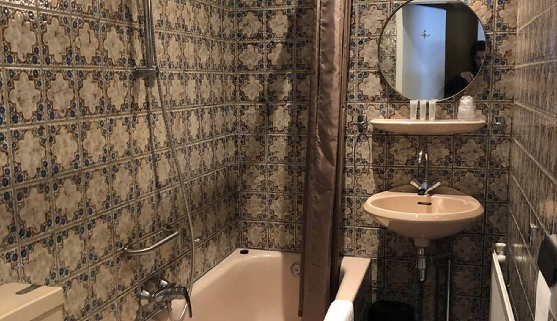 Badkamer van de comfort driepersoonskamer single beds bij het hotel in drenthe